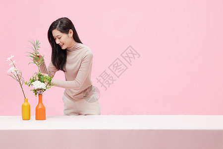 照顾植物居家女性照顾鲜花植物背景