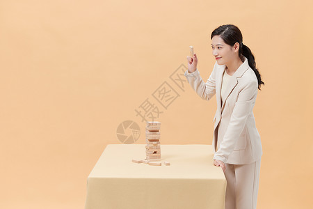 商务女性玩桌游叠叠乐图片