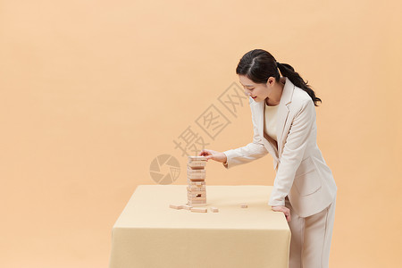 商务女性玩桌游叠叠乐背景