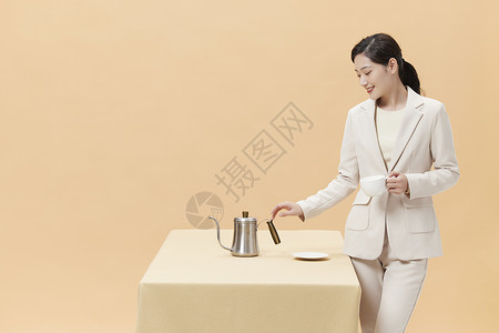 喝咖啡的商务女性背景图片