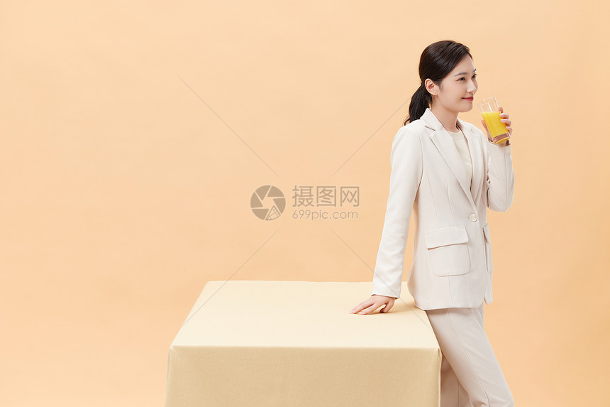 商务女性喝橙汁图片