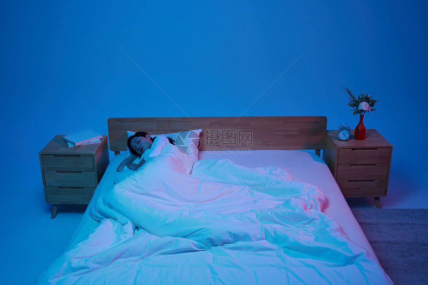 夜晚睡觉的女性图片