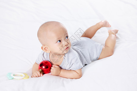 手拿玩具球的居家宝宝高清图片