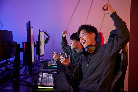 战队招募青年男孩组队使用手柄玩电脑游戏背景