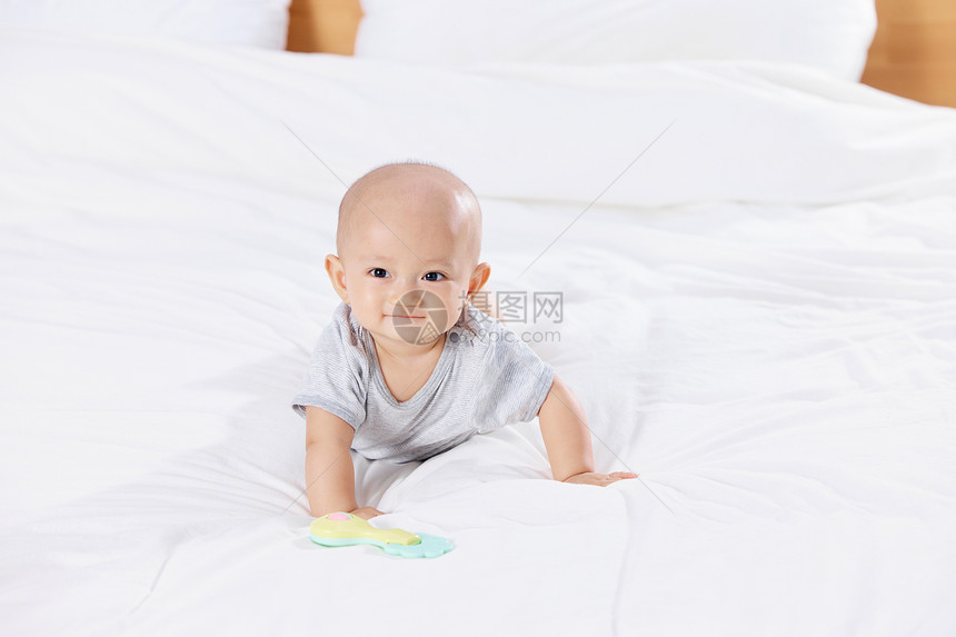 可爱宝宝居家在床上爬图片