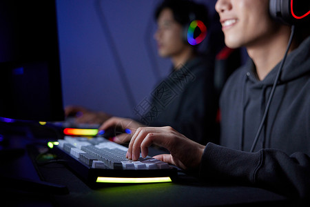 玩台式电脑年轻人通宵熬夜玩网游打电竞比赛特写背景