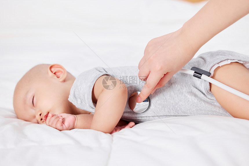 使用听诊器为睡着的宝宝听诊图片
