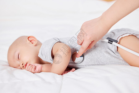 使用听诊器为睡着的宝宝听诊高清图片