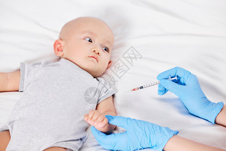 婴儿手套可爱宝宝居家打疫苗背景