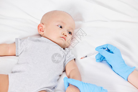 可爱宝宝居家打疫苗图片