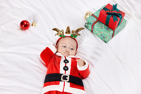 圣诞装扮的可爱宝宝背景图片
