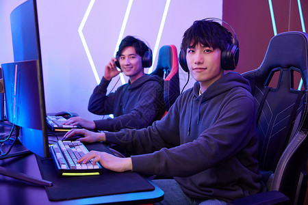 游戏联盟素材年轻男性电竞比赛选手打电脑游戏背景