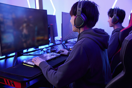 男孩与计算机年轻男性电竞比赛选手打电脑游戏背景