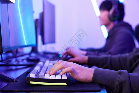 青年男性玩电脑游戏手部特写高清图片