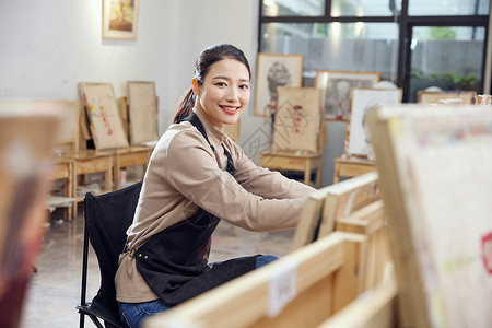 在画室画画的女性形象图片