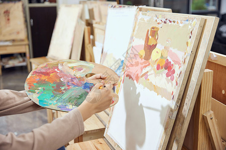 儿童艺术写真在画室画色彩画特写背景