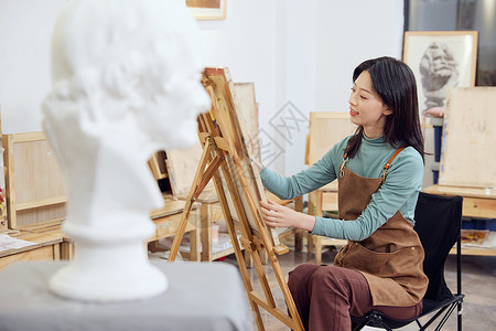 手绘写生在画室画石膏像的女学生背景