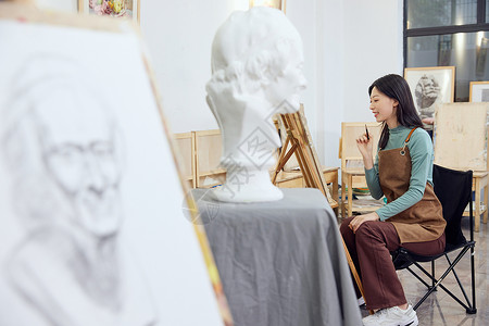 在画室画石膏像的女学生图片