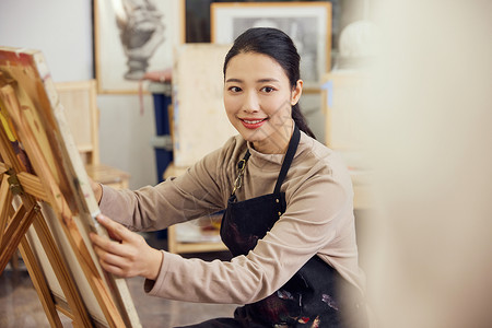 在画室画石膏像的女学生背景图片