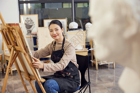 在画室画石膏像的女学生背景图片