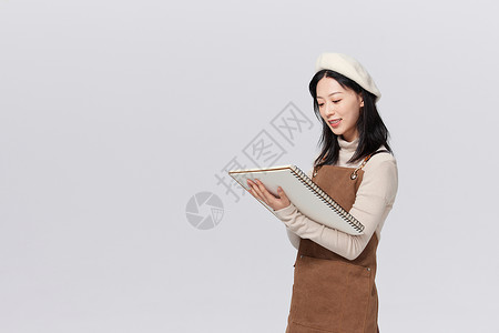 手绘阅读时刻抱着绘画板的女性画家形象背景