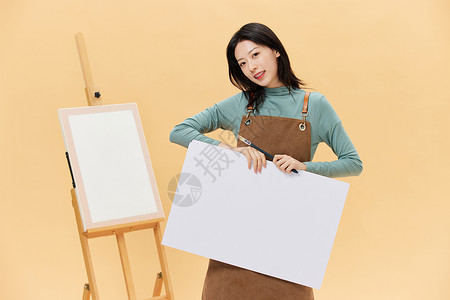合成艺术站在画板旁边的女性手拿白板背景