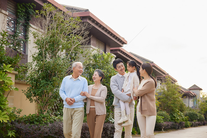 幸福一家人散步图片