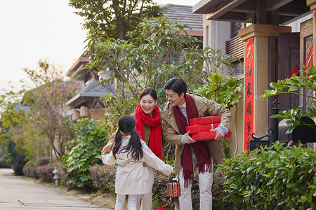 一家人团聚庆祝春节图片