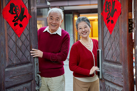 迎接家人春节老年夫妇开门迎接形象背景