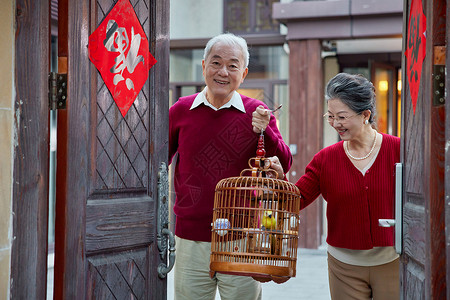春节老年夫妇开门迎接形象图片