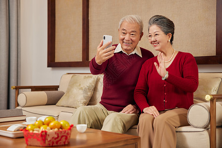 老年夫妇春节视频通话高清图片