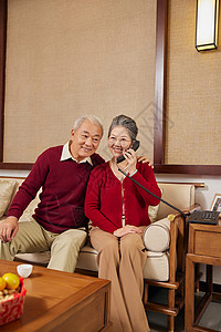 家庭空巢化春节期间老年夫妇接听家人电话背景