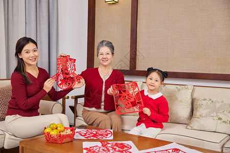 春节奶奶教孙女剪窗花高清图片