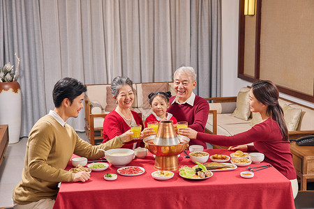 一家人春节聚餐图片