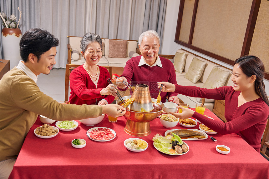 一家人春节聚餐图片