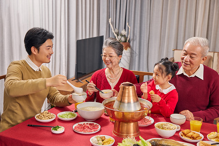 春节一家人吃年夜饭图片