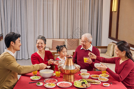 春节一家人吃年夜饭图片