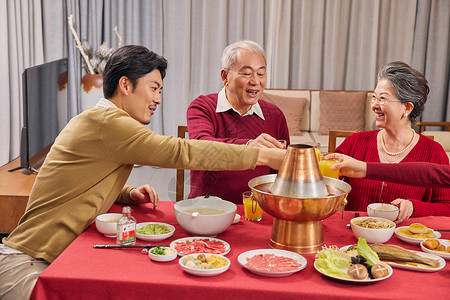 一家人春节吃年夜饭图片