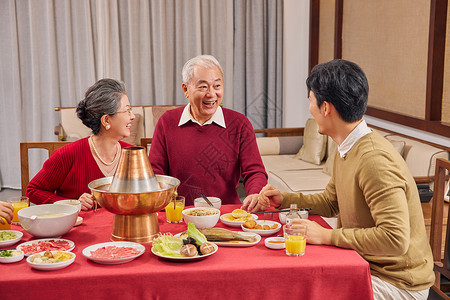 春节一家人一起吃年夜饭图片
