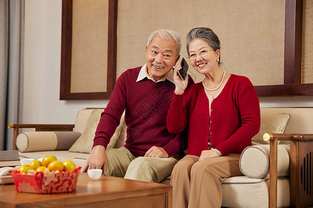 家庭空巢化春节老年夫妇开心接听家人电话背景
