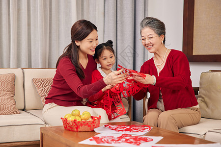 团圆饭剪纸春节奶奶教孙女剪窗花背景