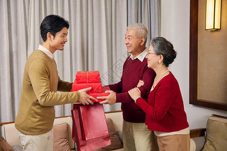 礼物家年轻男性送父母新年礼物背景