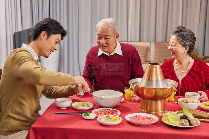 男青年年夜饭给父亲倒酒图片