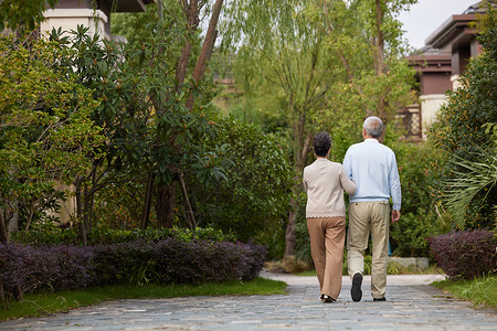 小区人老年夫妇户外散步背影背景