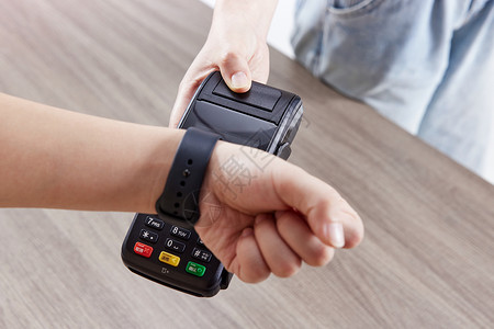 线下交易使用智能手表线下购物付款背景