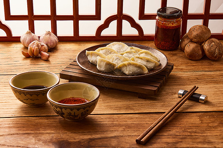 一整碗热汤饺子和蘸料冬至桌上的美味饺子和蘸料背景
