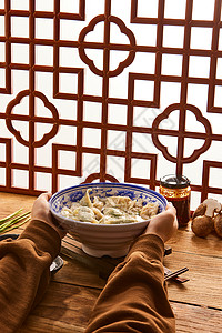 冬至节气下手捂着热汤饺子图片