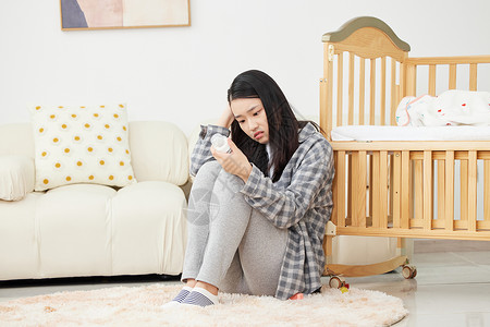 年轻妈妈产后抑郁烦恼焦虑图片