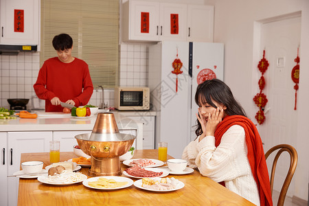 居家吃火锅过新年的青年情侣背景图片