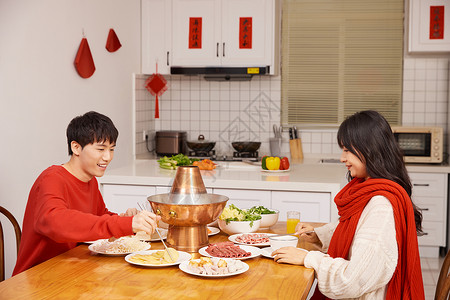 居家吃火锅过新年的青年情侣背景图片